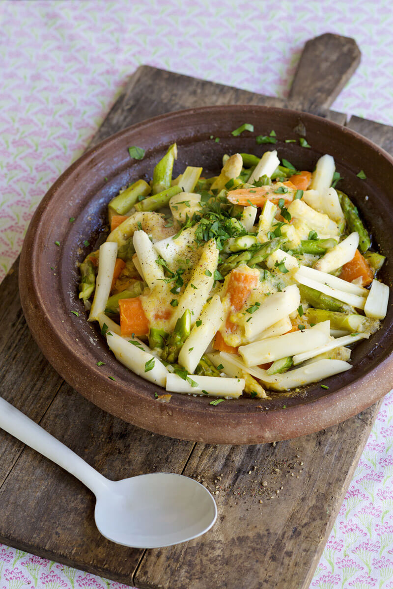 Frühlingsduft aus der Tajine mit Gemüse und frischem Spargel