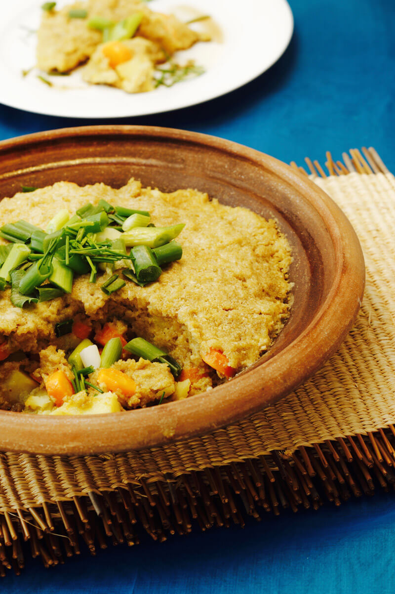 Tajine mit Gemüseauflauf in Grünkernkruste