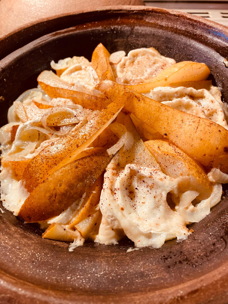 Tajine mit Birnen, Ziegenkäse und Schalotten