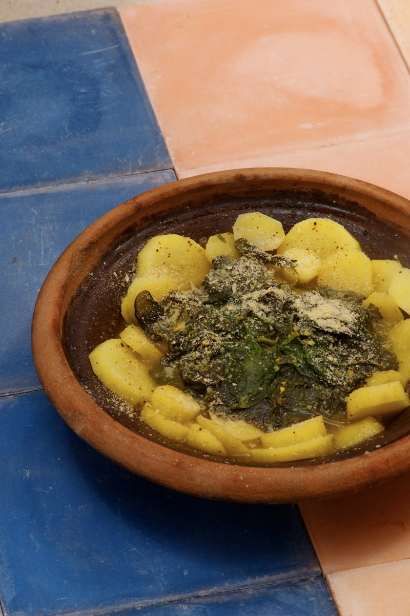 Tajine mit frischen Brennessel-Trieben auf Kartoffeln