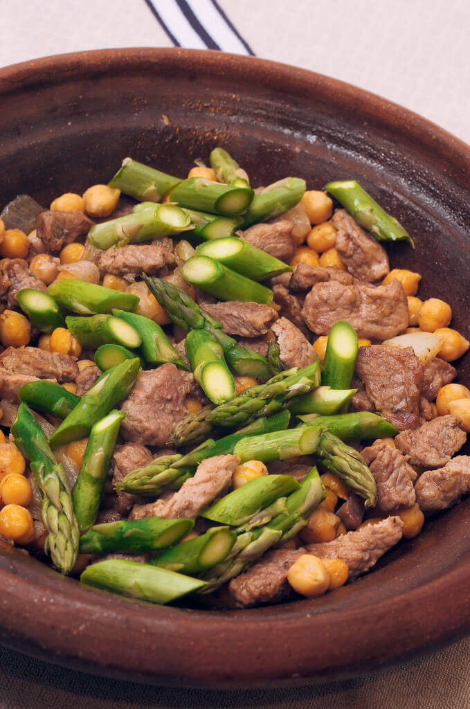 Rindfleisch und Spargel Tajine mit Kichererbsen
