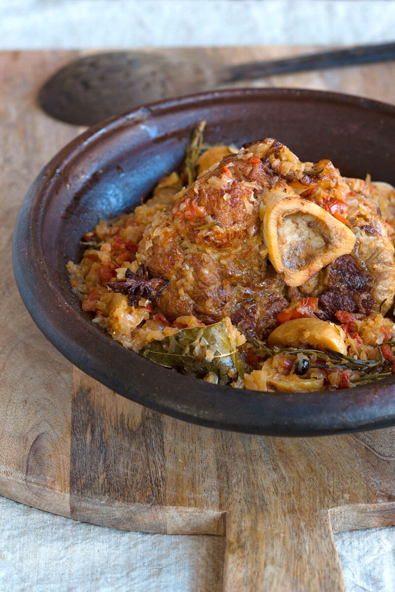 Kalbshaxe oder Kalbsbraten in der Tajine